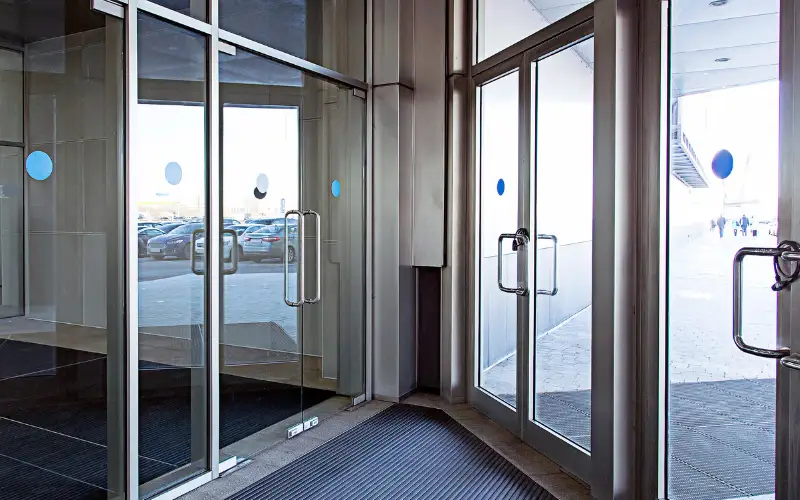 mampara de vidrio enmarcado